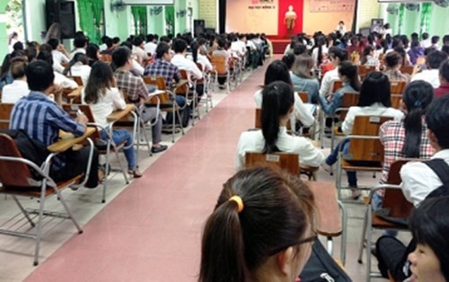 Hàng trăm sinh viên được tuyển dụng trong Ngày hội việc làm